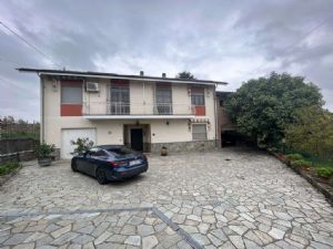 PORTACOMARO VILLA CON 2500 CIRCA DI TERRENO