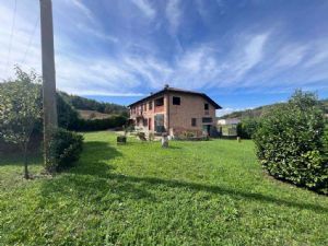 CASTELL'ALFERO CASA SINGOLA IMMERSA NEL VERDE