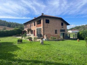 CASTELL'ALFERO CASA SINGOLA IMMERSA NEL VERDE