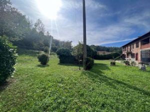 CASTELL'ALFERO CASA SINGOLA IMMERSA NEL VERDE