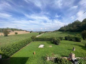 CASTELL'ALFERO CASA SINGOLA IMMERSA NEL VERDE