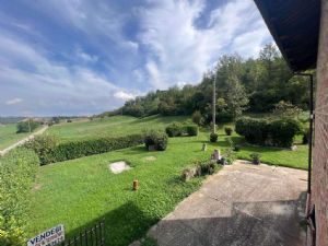 CASTELL'ALFERO CASA SINGOLA IMMERSA NEL VERDE