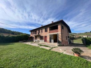 CASTELL'ALFERO CASA SINGOLA IMMERSA NEL VERDE