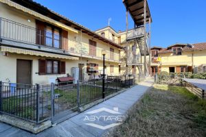 Porzione di casa con giardino