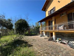 VILLA CON GIARDINO CON POSSIBILITA' TERRENI