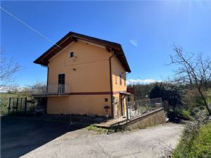 VILLA CON GIARDINO CON POSSIBILITA' TERRENI