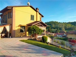 MONTECHIARO D'ASTI VILLA CON VISTA