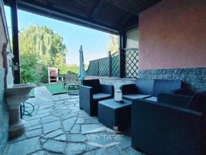 VILLA A SCHIERA CON GIARDINI PRIVATI E BOX AUTO