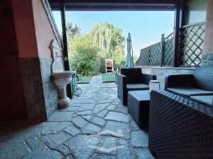 VILLA A SCHIERA CON GIARDINI PRIVATI E BOX AUTO