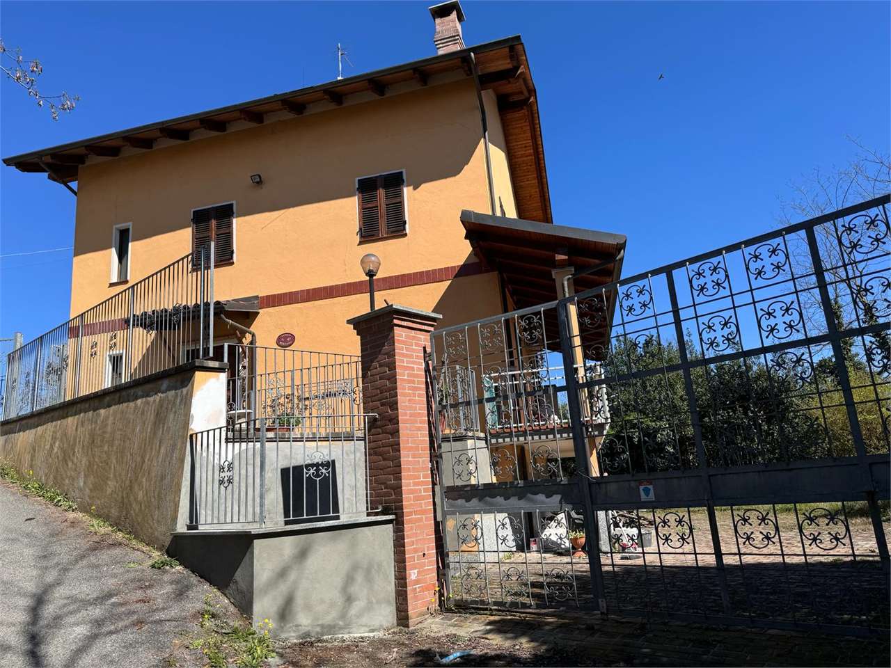 VILLA CON GIARDINO CON POSSIBILITA' TERRENI