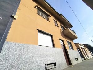 CASA BIFAMILIARE INDIPENDENTE SU 3 LATI CON CORTIL...