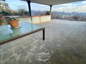 Appartamento con terrazzo e giardino privato