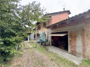 Porzione di Cascina Rustica a Pochi Minuti da Asti