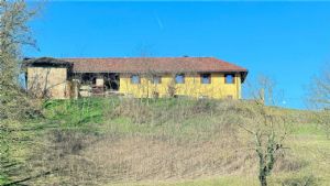 CASCINA LIBERA SU 4 LATI PANORAMICA CON TERRENO