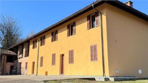 CASCINA LIBERA SU 4 LATI PANORAMICA CON TERRENO