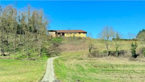 CASCINA LIBERA SU 4 LATI PANORAMICA CON TERRENO