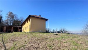 CASCINA LIBERA SU 4 LATI PANORAMICA CON TERRENO