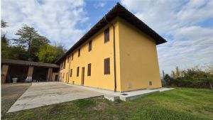 CASCINA LIBERA SU 4 LATI PANORAMICA CON TERRENO