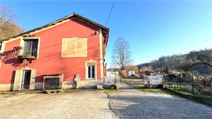 CASCIINA PIEMONTESE LIBERA SU 3 LATI CON TERRENO