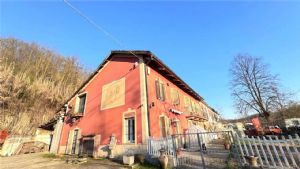 CASCIINA PIEMONTESE LIBERA SU 3 LATI CON TERRENO