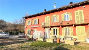 CASCIINA PIEMONTESE LIBERA SU 3 LATI CON TERRENO