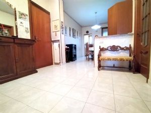 TRILOCALE IN OTTIMO STATO CON VOLENDO BOX AUTO