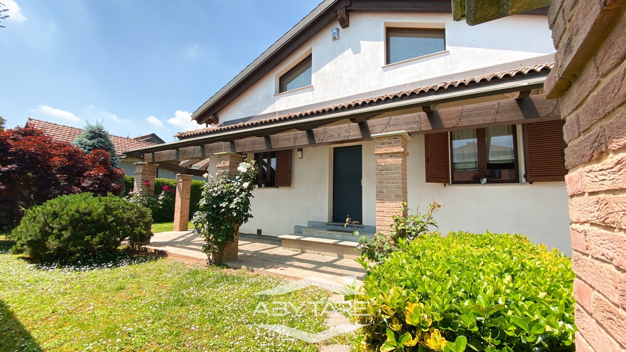 Ampia villa con giardino