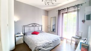 Ampia villa con giardino