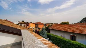 Ampia villa con giardino