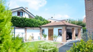 Ampia villa con giardino