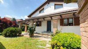 Ampia villa con giardino