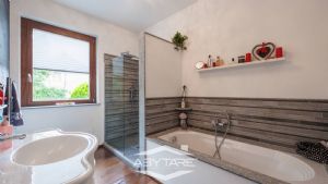 Ampia villa con giardino