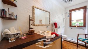 Ampia villa con giardino