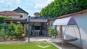 Ampia villa con giardino