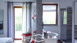 Ampia villa con giardino