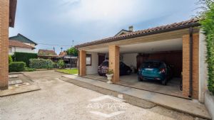 Ampia villa con giardino