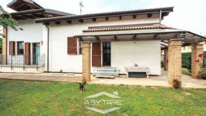 Ampia villa con giardino