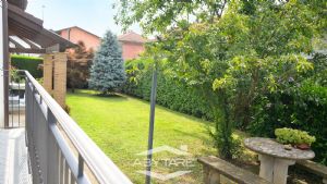 Ampia villa con giardino