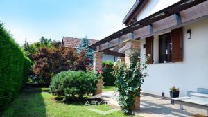 Ampia villa con giardino