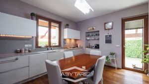 Ampia villa con giardino