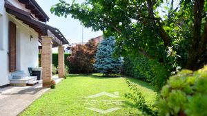 Ampia villa con giardino