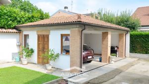 Ampia villa con giardino