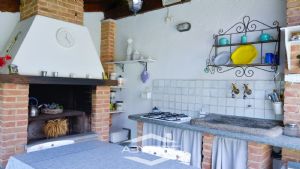 Ampia villa con giardino