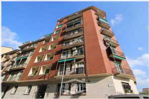 Torino Nizza Millefonti: Camere in Quadrilocale Ristrutturato – All Inclusive!