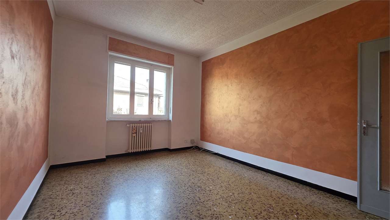 ZONA NORD - 3 LOCALI DA RISTRUTTURARE