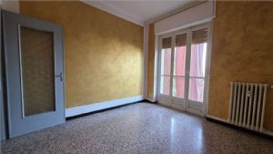 ZONA NORD - 3 LOCALI DA RISTRUTTURARE