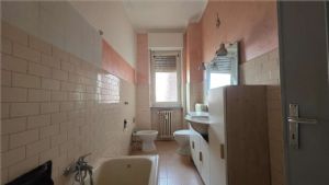 ZONA NORD - 3 LOCALI DA RISTRUTTURARE