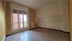 ZONA NORD - 3 LOCALI DA RISTRUTTURARE