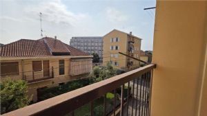 ZONA NORD - 3 LOCALI DA RISTRUTTURARE
