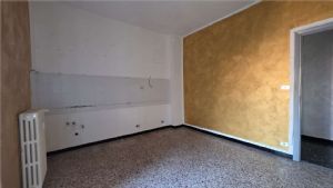 ZONA NORD - 3 LOCALI DA RISTRUTTURARE